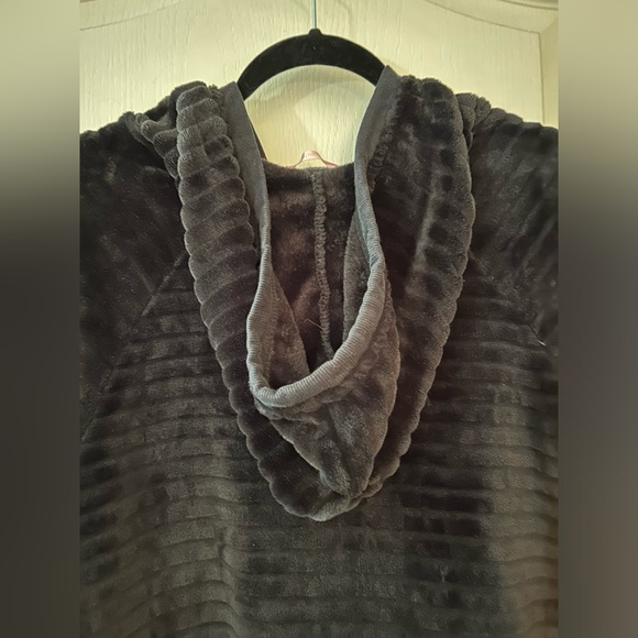 La Vie En Rose Faux Fur Hooded Poncho - Picture 4 of 5